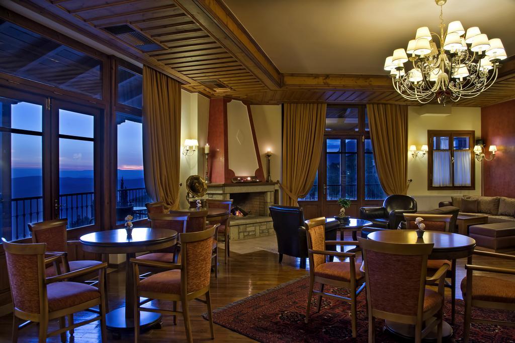 Alpen House Hotel & Suites Arachova Esterno foto